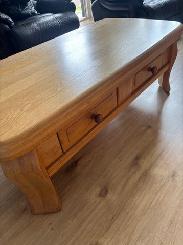 Licht eikenhouten salontafel met lades