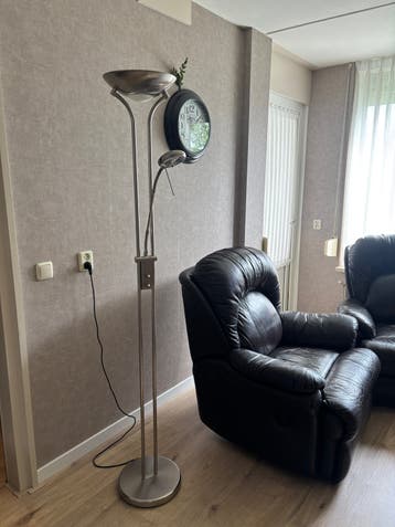 Moderne staande lamp met leeslamp
