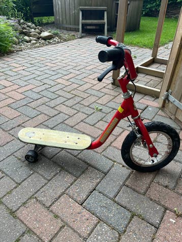 Rode step met lekke band