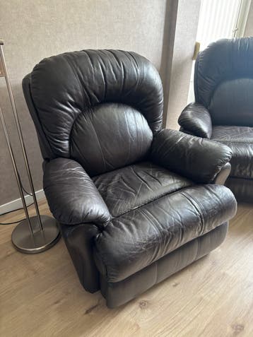 Twee zwarte leren fauteuils