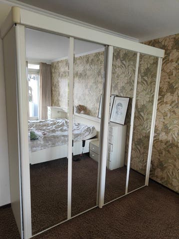 Gratis Tweepersoonsbed met Kledingkast en Make-uptafel