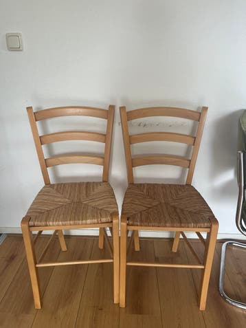 2 stoelen met rieten zitting