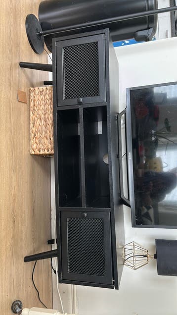 Zwart TV-meubel met opbergruimte en metalen deuren