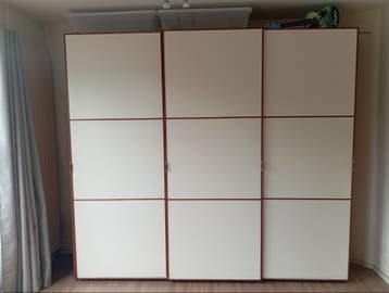 Grote kledingkast met schuifdeuren en lades