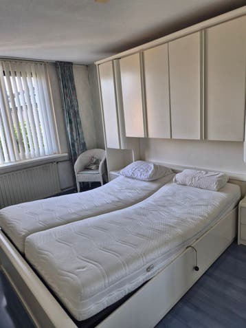 Gratis Tweepersoonsbed met opbergruimte en kasten