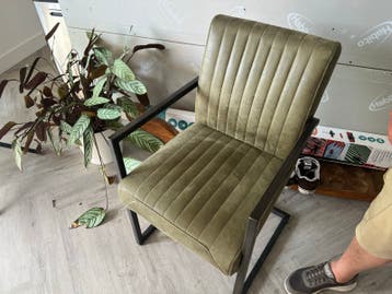 GRATIS Eetkamerbank en 2 stoelen - Groen suède & Zwart staal