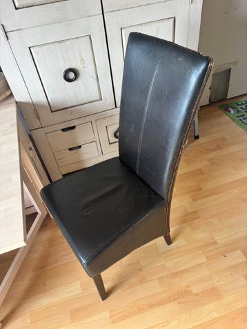 4 gebruikte leer/ rotan stoelen