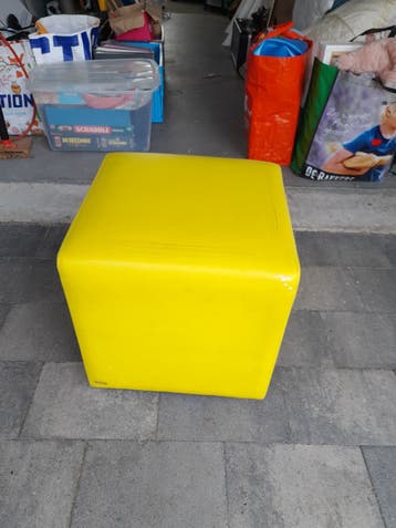Gele poef met gebruikerssporen