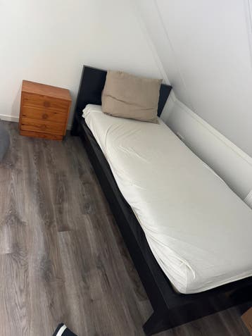 Ikea Malm bed eenpersoons met nachtkastje