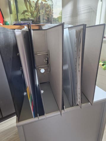 Gratis 4 zwarte ordners met harde kaft