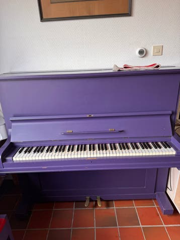 Lila piano mooie klank fijne aanslag.  Altijd 1x pj gestemd