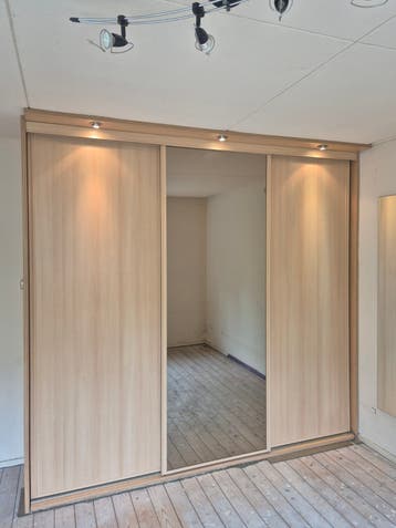 kledingkast met schuifdeuren en spiegel -