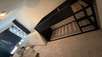 Zwart hoogslaper bed met lattenbodem