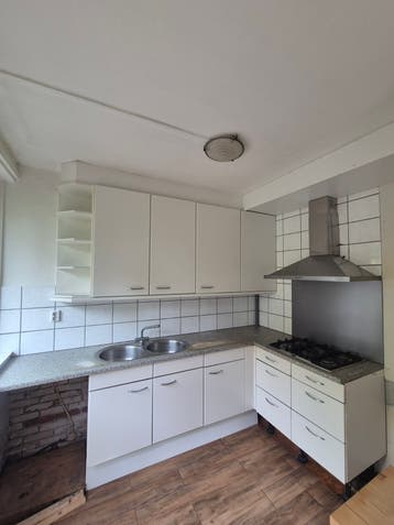 Gebruikte keuken met werkende kasten en lades