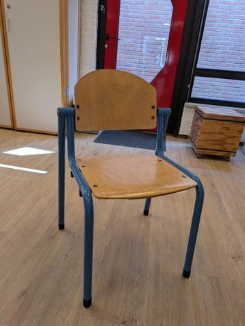 +- 100 stapelstoelen