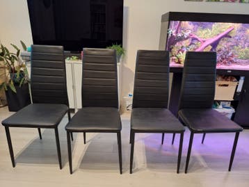 Gratis: Set van 4 zwarte eetkamerstoelen