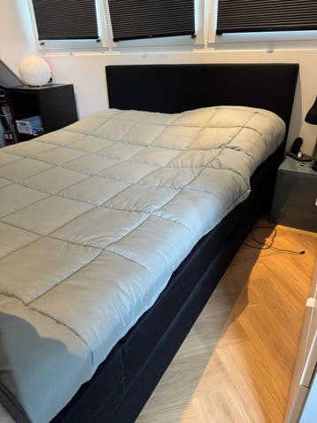 Zwart beter bed 140x200 gratis af te halen met hoofdboord