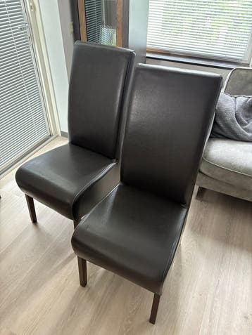 Gratis op te halen: Twee nette eettafel stoelen