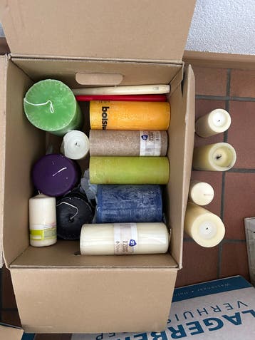 Doos met diverse kaarsen in verschillende kleuren