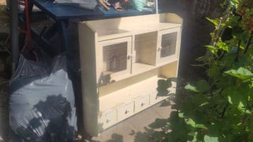 Vintage wandkastje, even schuren en schilderen, gratis