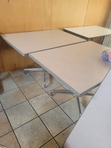 Gebruikte kantoortafels met metalen onderstel