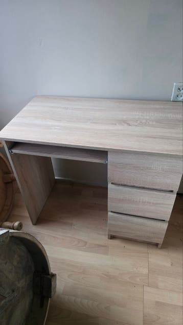 Lichtbruin bureau met lades en uitschuifbaar toetsenbordblad