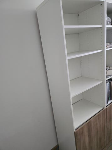 Set van 3 witte boekenkasten met houten deuren