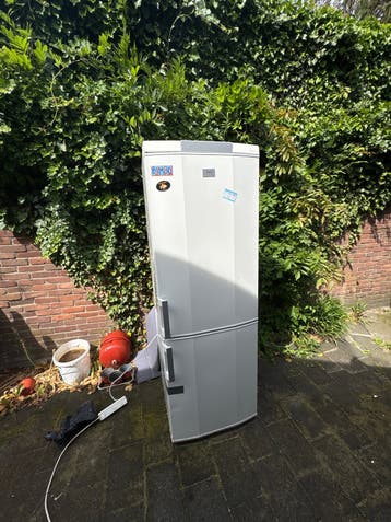 GRATIS AEG Koelkast met kapotte vriezerdeur