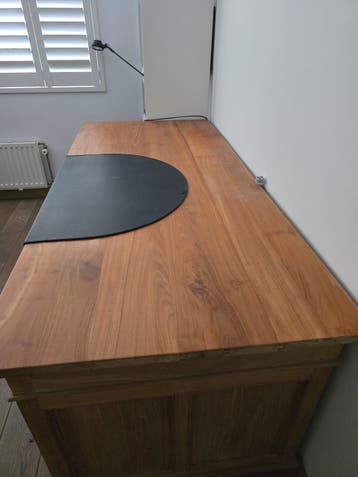 Massief houten bureau met lades en opbergruimte