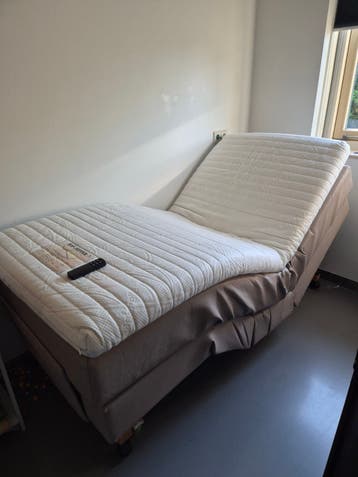 2M 1P boxspring met matras en topper Eastborn