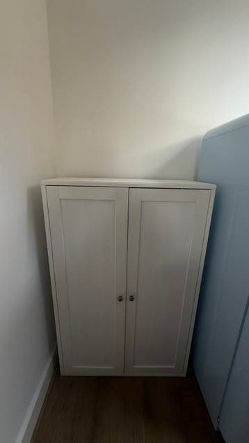Witte kast met twee deuren - gratis en vandaag ophalen