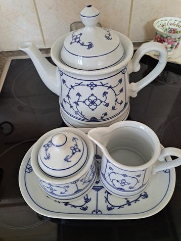 Te koop koffie kan en melk en suiker potje