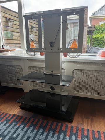 TV-meubel met glazen planken en TV-beugel