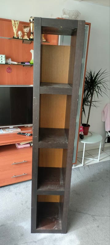 Houten kast met open vakken