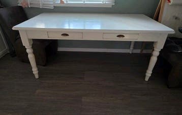 Landelijke eettafel met lades