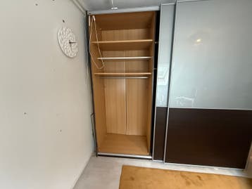 Gratis Kledingkast met schuifdeuren en planken