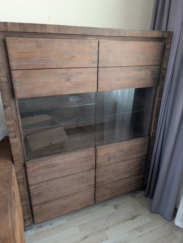 Gratis: Houten vitrinekast met glazen plank - snel ophalen