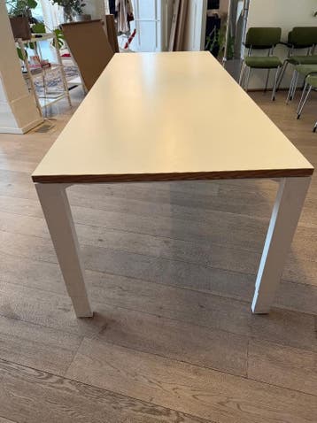 Grote eet-lunchtafel of groot bureau
