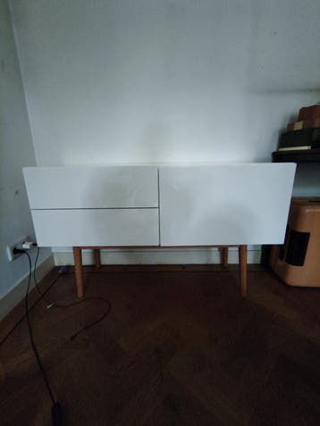 Wit dressoir/kastje gratis in ruil voor hulp met sjouwen