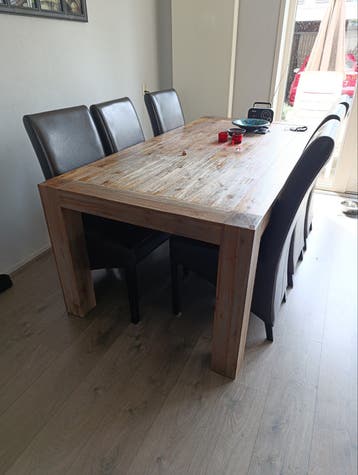 Gratis af te Halen: eettafel met 6 stoelen
