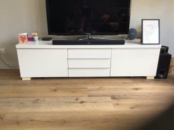 TV kast wit L 180 cm, BR 40 cm, H 50 cm.