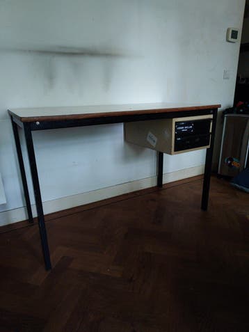 Vintage bureau, gratis af te halen in ruil voor hulp met sjo