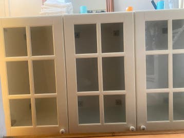 Vitrinekast met 3 aparte kastjes en 6 glazen legplanken