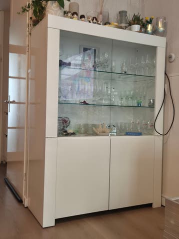 Wiite hoogglans kast met glazen deurtjes  H 170 cm B 123 cm