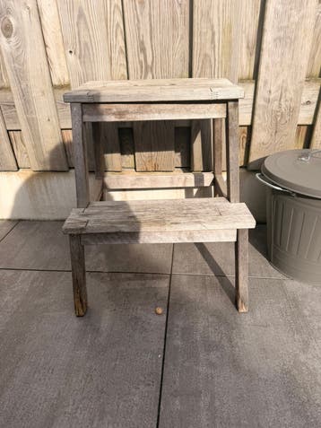 Houten kruk kapot en gammel