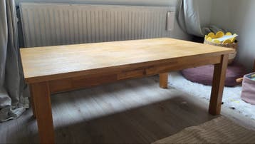 Stevige houten salontafel met lichte beschadiging