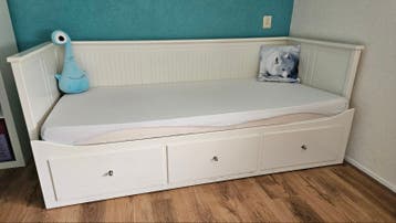 Wit uitschuifbaar bed met lades