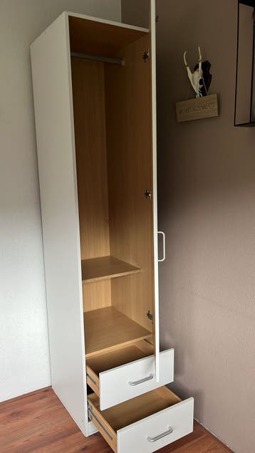 Gratis Witte smalle hoge kledingkast met lades en hangruimte