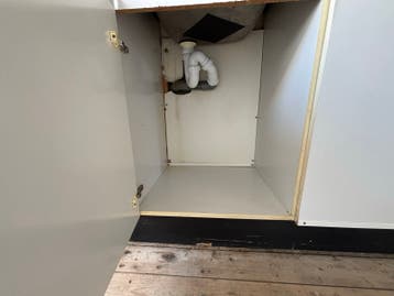 Compacte keuken met RVS blad en spoelbak