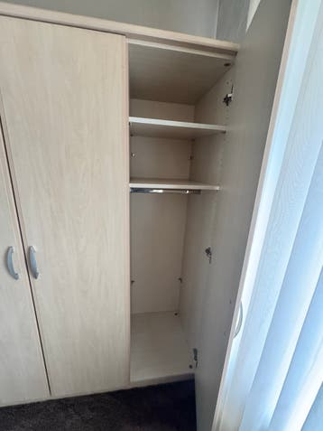 Kledingkast met spiegel en hang-/legruimte